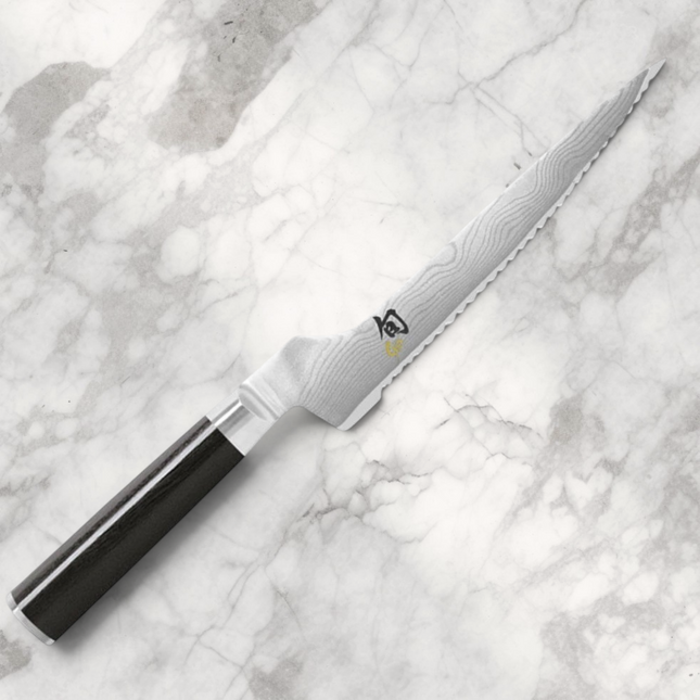 Razor Sharp AZ Shun Classic 8.25-inch offset bread knife with Damascus steel blade and black ebony PakkaWood handle.