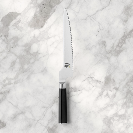 Razor Sharp AZ Shun Classic 8.25-inch offset bread knife with serrated Damascus steel blade and black PakkaWood handle